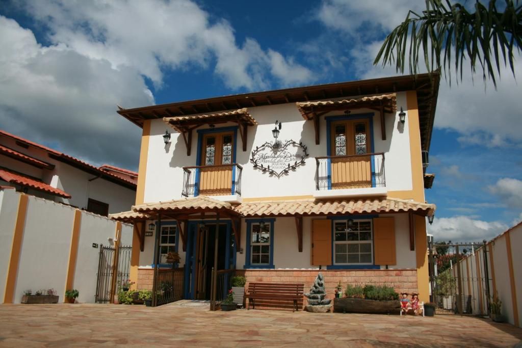 Fachada colonial da pousada em dia de sol